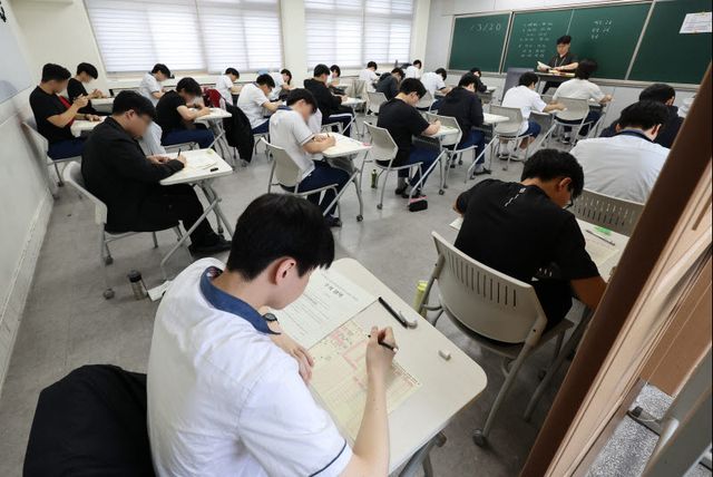 지난 4일 대구 청구고에서 2027학년도 대학수학능력시험 6월 모의평가를 실시하고 있다. (사진= 연합뉴스)