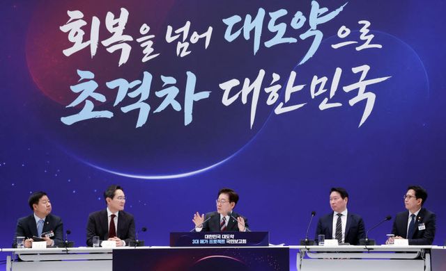 이재명 대통령이 29일 청와대에서 열린 3대 메가프로젝트 국민보고회에서 발언하고 있다. 왼쪽부터 구윤철 부총리 겸 재정경제부 장관, 이재용 삼성전자 회장, 이 대통령, 최태원 SK그룹 회장, 배경훈 부총리 겸 과학기술정보통신부 장관. 사진=청와대통신사진기자단