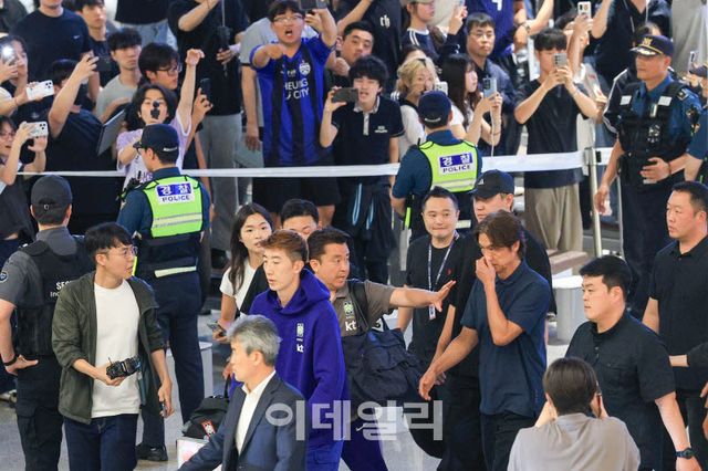 [이데일리 방인권 기자] 2026 북중미 월드컵을 마친 홍명보 전 대한민국 축구대표 감독이 30일 새벽 조현우, 박항서 단장 등과 함께 인천국제공항 2터미널을 통해 귀국하고 있다.
