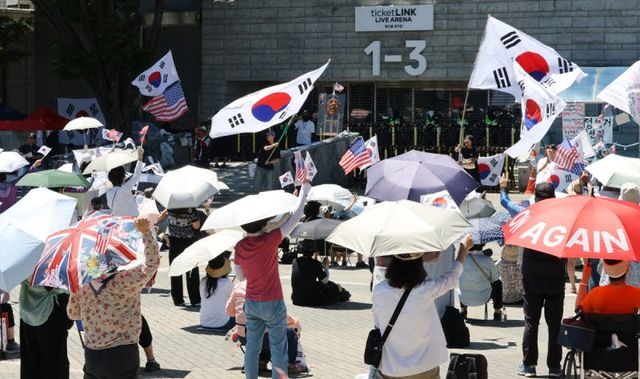 올림픽공원 핸드볼경기장 앞에서 투표용지 부족 사태 규탄 봉쇄 시위 참가자들이 구호를 외치고 있다. 사진=연합뉴스
