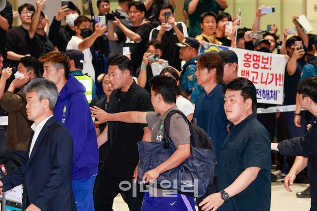 [이데일리 방인권 기자] 2026 북중미 월드컵 32강 진출 실패의 책임을 지고 사퇴 의사를 밝힌 홍명보 축구대표팀 감독이 30일 새벽 인천국제공항 2터미널을 통해 귀국하고 있다.