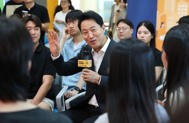 오세훈 서울시장이 30일 서울 광진구 건국대에서 열린 '청년주거 안정 대책 타운홀미팅'에 참석해 대학생의 질문에 답변하고 있다. (사진=연합뉴스)