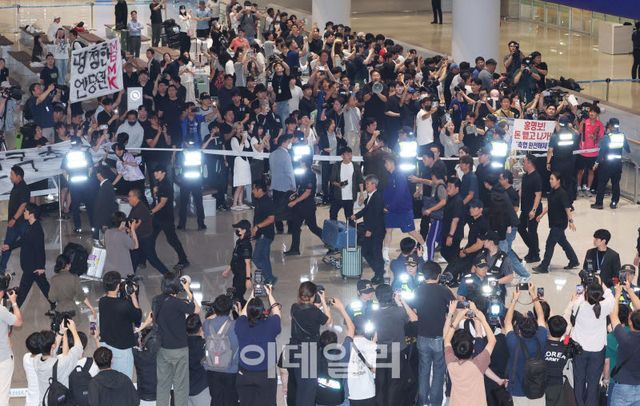 [이데일리 방인권 기자] 2026 북중미 월드컵을 마친 홍명보 전 대한민국 축구대표 감독이 30일 새벽 조현우, 박항서 단장 등과 함께 인천국제공항 2터미널을 통해 귀국하고 있다.