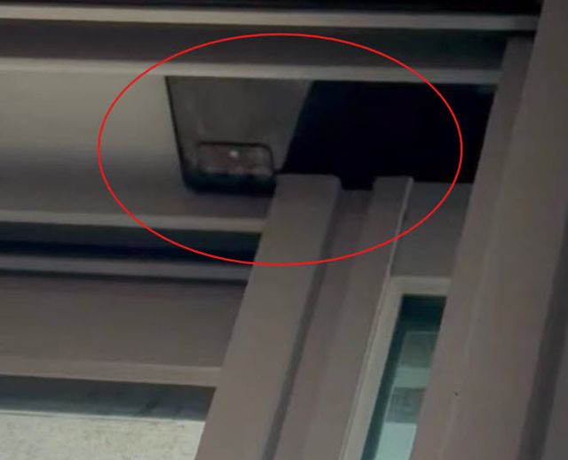 부산 강서구 한 고등학교 여자화장실에서 발견된 불법 촬영 의심 휴대전화. (사진=X(옛 트위터) 캡처)