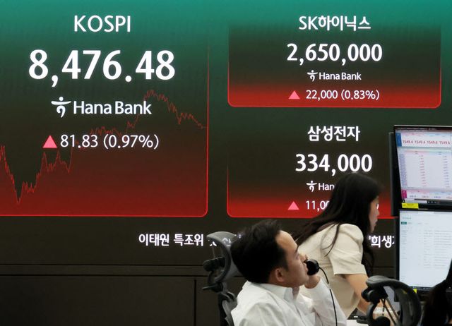 30일 오후 서울 중구 하나은행 딜링룸에서 딜러들이 업무를 하고 있다. 코스피는 전 거래일(8394.65)보다 81.83포인트(0.97%) 오른 8476.48에 마감했다.(사진=뉴시스)