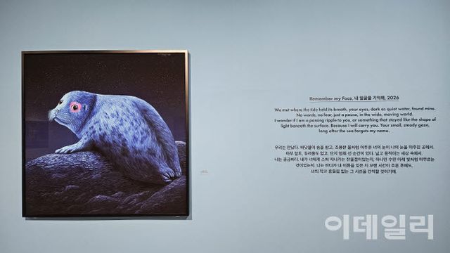 고상우의 ‘내 얼굴을 기억해’(Remember My Face, 2026, 150×150㎝). 사비나미술관 개인전 ‘너와 함께 쉬는 숨’에 나섰다. 서해 백령도 북방한계선(NLL) 인근에서 작가가 만났다는 점박이물범 중 하나다(사진=오현주 문화전문기자).