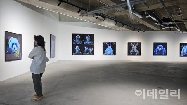 고상우 개인전 ‘너와 함께 쉬는 숨’ 전경. 어느 관람객이 한 작품, 한 작품을 거치며 오래도록 전시장에 머물렀다(사진=오현주 문화전문기자).