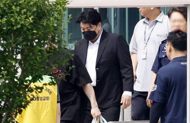 가수 김호중이 30일 경기 여주시 소망교도소에서 출소하고 있다. (사진=연합/공동취재)