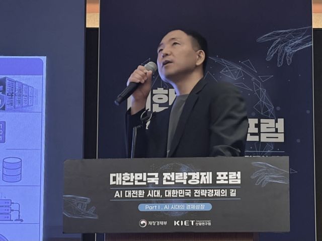 심승배 국가AI전략위원회 국방안보분과위원장이 30일 서울 롯데호텔에서 열린 ‘대한민국 전략경제 포럼’에서 발표하고 있다. (사진=신영빈 기자)