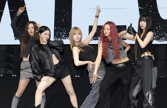 걸크루 키비츠(keyveatz)의 유이(왼쪽부터)와 강예슬, 엄지원, 손주원, 김유나가 30일 서울 서대문구 예스24원더로크홀에서 열린 첫 EP앨범 '옥시_젠'(OXY_GEN) 발매 쇼케이스에서 포즈를 취하고 있다.(사진=뉴스1)