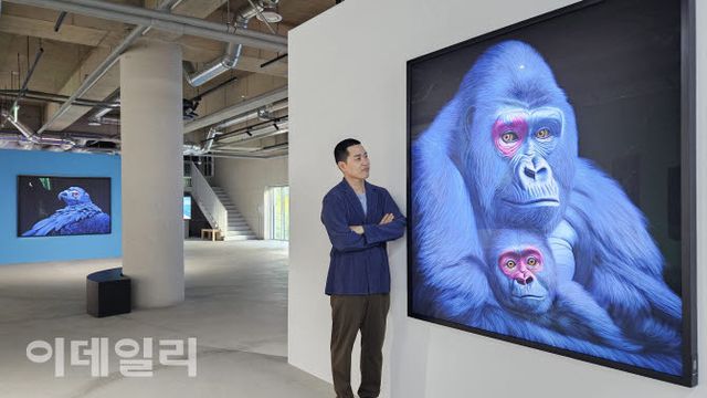 작가 고상우가 사비나미술관 개인전 ‘너와 함께 쉬는 숨’에 내놓은 작품 ‘내가 여기에 있다’(I Am Here, 2026, 150×150㎝) 옆에 섰다. 응급 제왕절개로 태어난 아기 고릴라와 엄마 고릴라가 어렵게 회복한 뒤 ‘너와 함께 숨을 쉬는’ 장면을 만들어냈다(사진=오현주 문화전문기자).