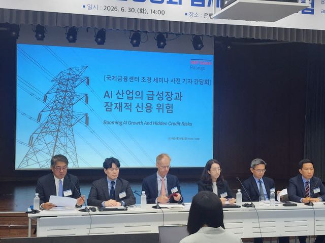 글로벌 신용평가사 스탠더드앤푸어스(S&P)가 30일 서울 중구 명동에 위치한 은행회관에서 언론 간담회를 진행하고 있다. 왼쪽에서 세 번째가 루이 커쉬 수석 이코노미스트, 오른쪽에서 두 번째가 킴엥 탄 전무.(사진=이데일리 유준하 기자)