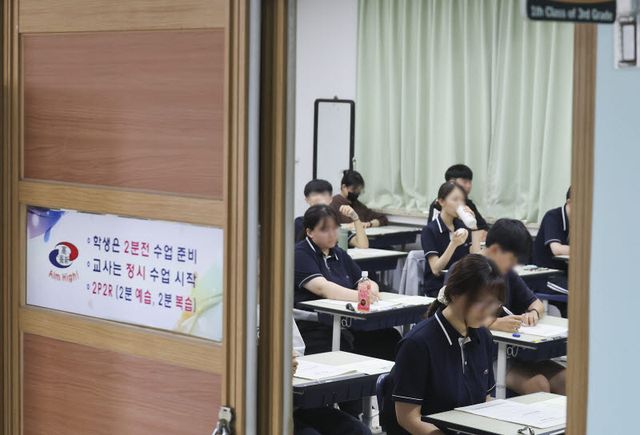 2027학년도 대학수학능력시험 6월 모의평가 시행일인 지난 4일 오전 송파구 잠신고등학교에서 학생들이 시험 준비를 하고 있다.(사진=뉴시스)