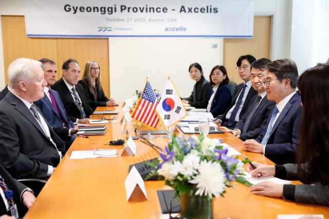 2025년 10월 27일 오후 미국 보스톤 엑셀리스사에서 열린 투자유치 간담회에서 김동연 경기도지사가 환담을 하고 있다.(사진=경기도)