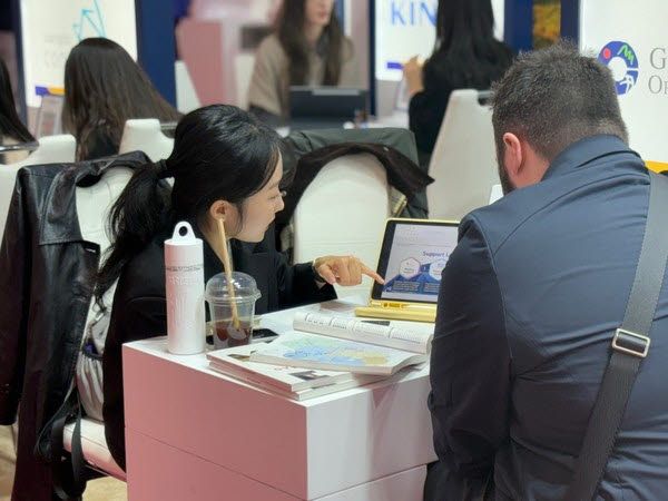 경기관광공사 직원이 지난해 스페인에서 개최된 'IBTM World 2025' 현장에서 TCG 관계자와 비즈니스 상담을 진행하고 있는 모습. (사진=경기관광공사)