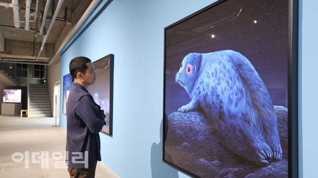 작가 고상우가 개인전 ‘너와 함께 쉬는 숨’에 내건 작품 ‘내 얼굴을 기억해’(Remember My Face, 2026, 150×150㎝) 앞에 섰다. 이 점박이물범을 만난 순간을 작가는 “바닷물이 숨을 참고, 조용한 물처럼 어두운 너의 눈이 나의 눈을 마주친 곳에서 우리는 만났다”라는 글로 되돌아봤다(사진=오현주 문화전문기자).