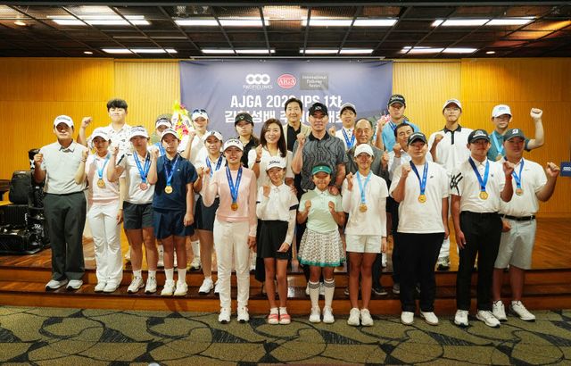 AJGA 2026 IPS 1차 김형성배 주니어 골프대회 입상자와 관계자들이 시상식을 끝낸 뒤 함께 포즈를 취하고 있다. (사진=이데일리 골프in 조원범 기자)