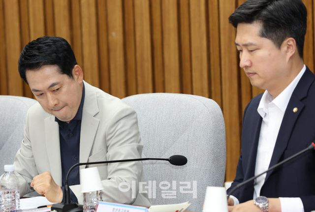 [이데일리 노진환 기자] 장동혁 국민의힘 대표와 우재준 최고위원이 30일 서울 여의도 국회에서 열린 ‘부정·무능 선관위 해체 수준의 쇄신 및 재선거 촉구 6·3 참정권 박탈 사태 청년·대학생 시국 대토론회’에 참석해 굳은 표정을 보이고 있다.