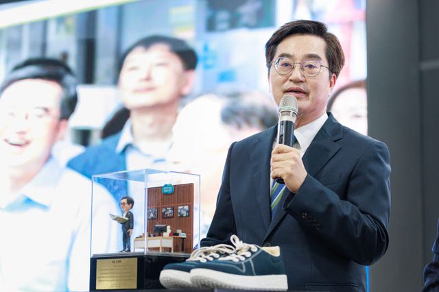 민선 8기 마지막 날인 30일 오후, 김동연 경기도지사가 직원들에게 작별 인사를 하고 있다.(사진=경기도)
