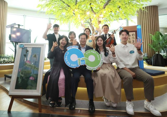 2023년 7월 20일 오전 경기도청1층 카페(쉼마루)에서 김동연 경기도지사와 예술인 기회소득 수혜자 7명(파주,안양,군포,의왕시 거주자)이 참석한 가운데 예술인 기회소득 최초 수혜자 간담회를 마치고 기념촬영을 하고 있다.(사진=경기도)