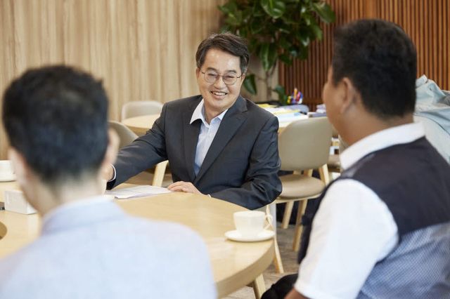 2025년 9월 22일 오전 경기도청 집무실에서 김동연 경기도지사가 극저신용대출 이용자와 간담회를 하고 있다.(사진=경기도)