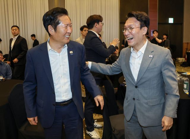 (왼쪽부터)정청래 더불어민주당 전 대표와 김민석 국무총리가 지난 28일 경기도 광주시 곤지암리조트에서 열린 민주당 청년 당선인 워크숍에 참석해 대화하고 있다. (사진=연합뉴스)