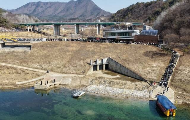 영월의 대표 관광지 청령포에 여행객들이 배를 타기 위해 줄을 서고 있다. (사진=영월군)