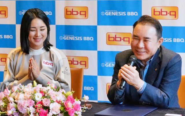 지난해 1월 제너시스BBQ 그룹 윤홍근 회장(오른쪽)이 윤이나 프로 후원 협약식을 열고 이야기하는 모습. (사진=BBQ 제공).