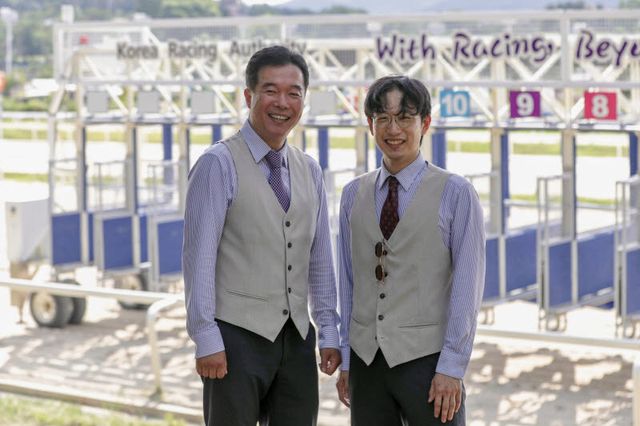 유창환 과장(왼쪽)과 이동건 사원이 모래 트랙 위에서 포즈를 취하고 있다. (사진=한국마사회)