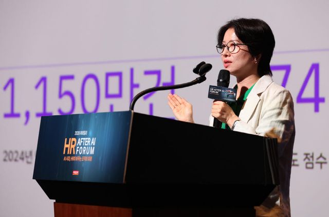 2026 이데일리 HR after AI 포럼이 ‘AI 시대, HR이 바꾸는 조직의 미래’를 주제로 1일 서울 영등포구 여의대로 FKI타워에서 열렸다. 정정선 한국 IBM 상무(Country HR Leader)가 ‘AI가 HR 조직 안으로 들어왔을 때: HR 역할의 변화’를 발표하고 있다.(사진=노진환기자)