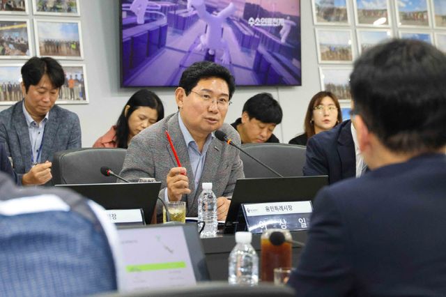 이상일 용인특례시장이 1일 원삼면 용인반도체클러스터 일반산단 현장사무실을 방문해 SK하이닉스 관계자로부터 설명을 듣고 있다.(사진=용인시)