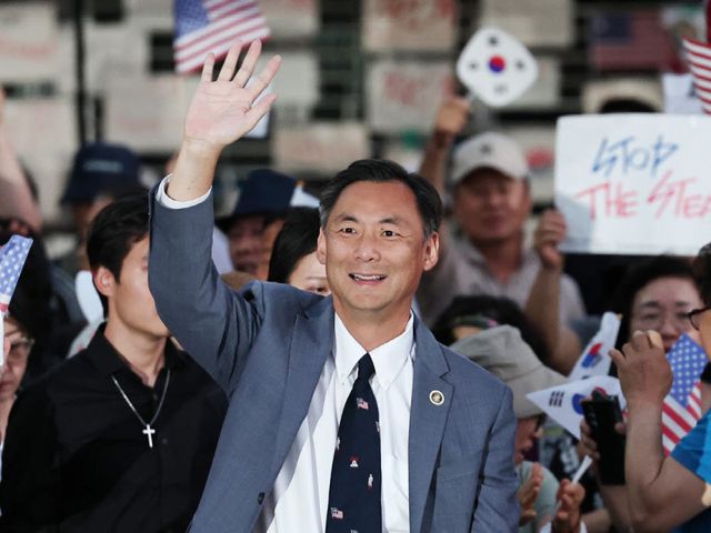 모스 탄(한국명 단현명) 미국 리버티대 교수가 지난달 24일 개표소 봉쇄 시위가 열리고 있는 서울 송파구 올림픽공원 핸드볼경기장을 찾아 손을 들어 인사하고 있다.(사진= 뉴스1)