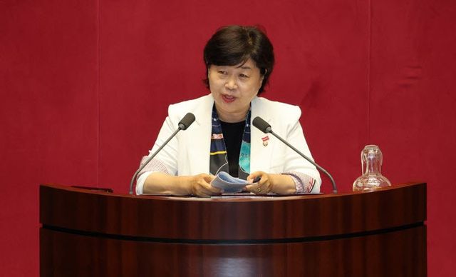당선 인사하는 서영교 법사위원장(사진 = 연합뉴스)