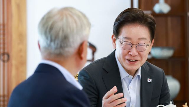 이재명 대통령이 1일 청와대 상춘재에서 문재인 전 대통령과 오찬에 앞서 인사말을 하고 있다.(사진=연합뉴스)