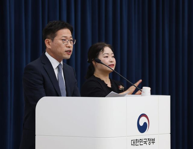박성희 인사혁신처 인사혁신국장이 1일 정부세종청사에서 '5급 조기 승진제' 공개경쟁 승진시험 첫 시행 공고와 관련해 브리핑을 하고 있다.(사진=인사혁신처)