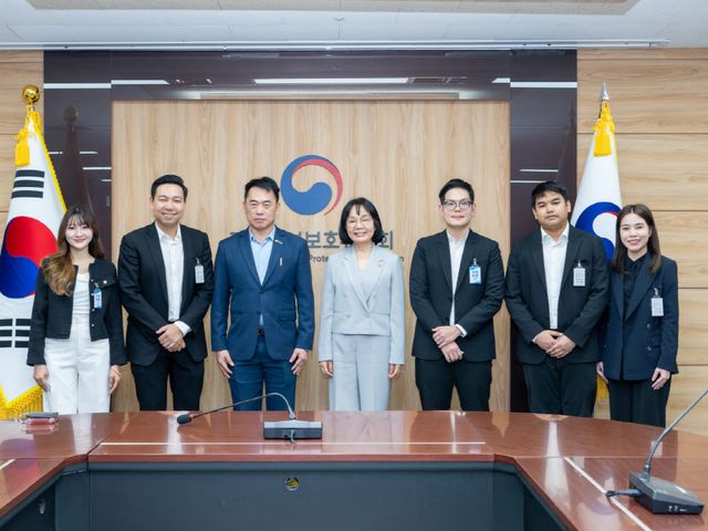 송경희 위원장이 서울 정부청사에서 태국 개인정보보호위원회(PDPC) 대표단과 기념촬영을 하고 있다. 사진=개인정보보호위원회
