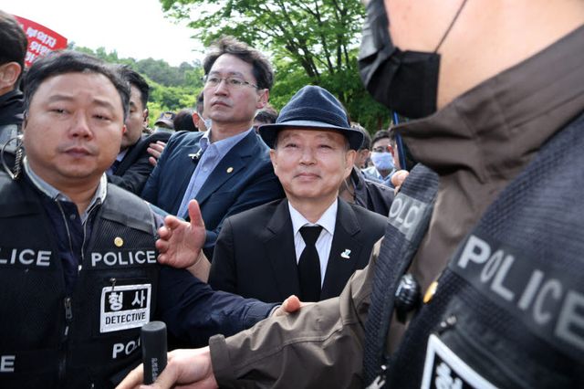 안창호 국가인권위원장이 지난해 5월 17일 광주 북구 운정동 국립5·18민주묘지에서 열린 제45주년 5·18민주화운동 기념식에 참석하던 중 시민단체의 항의를 받고 있다. (사진= 뉴시스)