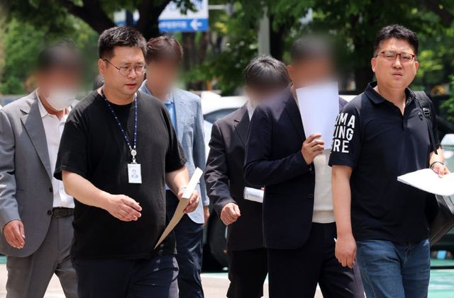 1000억원 이상의 시세조종 자금을 조달해 가장·통정매매 수법으로 주가를 조작한 혐의를 받는 피의자 4명이 1일 서울 양천구 서울남부지방법원에서 열린 구속 전 피의자 심문(영장실질심사)에 출석하고 있다. (사진=뉴시스)
