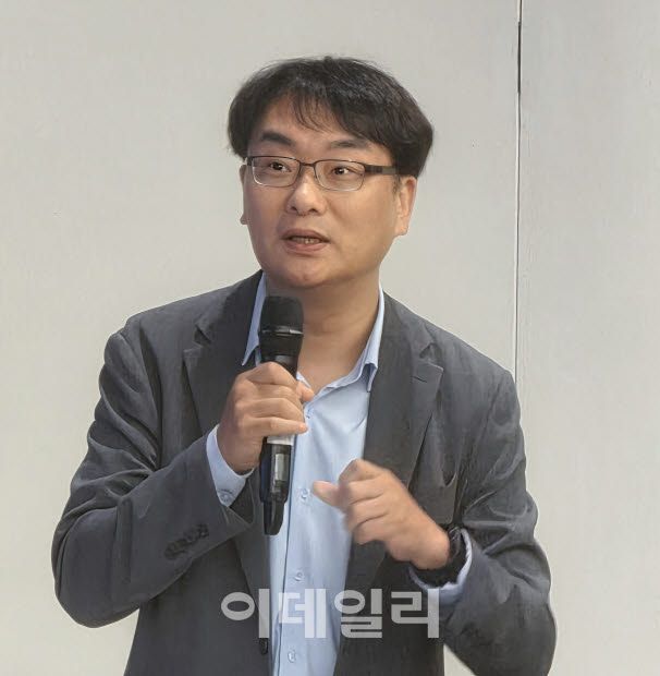 이도규 과학기술정보통신부 정보통신정책실장이 1일 서울 광화문 KT웨스트에서 진행된 기자간담회에서 발언을 하고 있다. (사진=한광범 기자)