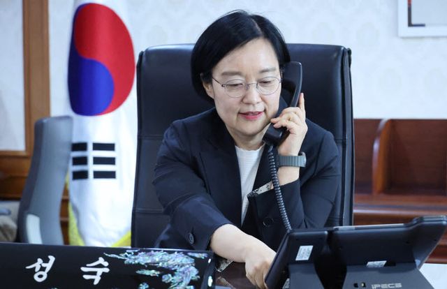 한성숙 신임 국무총리가 1일 서울 종로구 정부서울청사 집무실에서 업무 관련 통화하고 있다.(사진=연합뉴스)