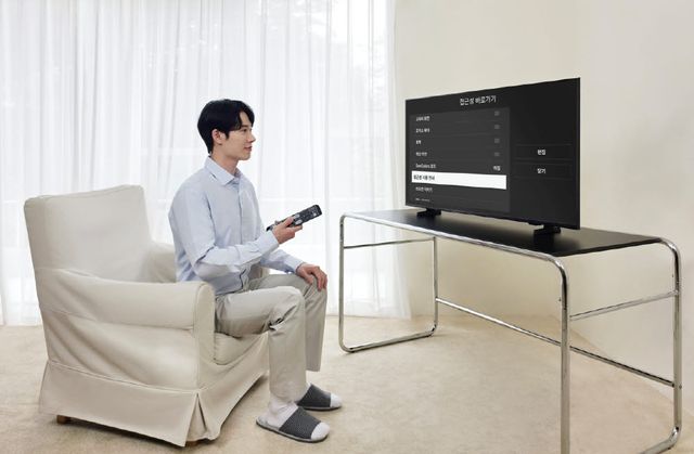 삼성전자 모델이 '시각·청각 장애인용 TV 보급사업' 공급 모델인 '43형 풀HD 스마트 TV'를 시청하고 있다. (사진=삼성전자)