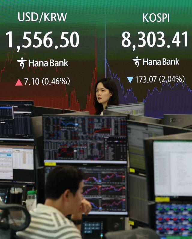 1일 서울 중구 하나은행 딜링룸에서 딜러들이 업무를 보고 있다.(사진=연합뉴스)
