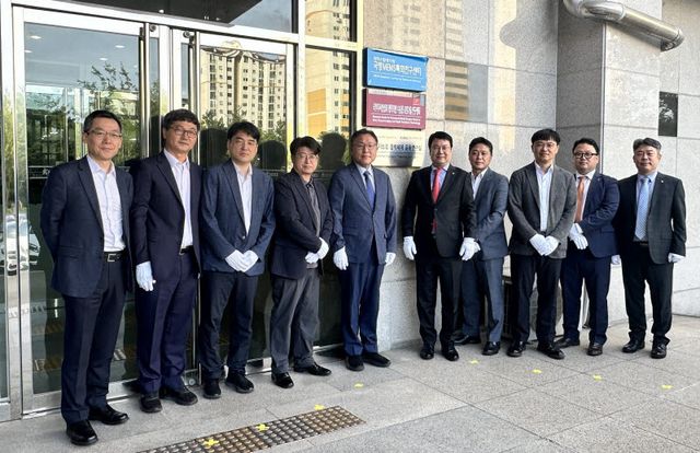 강기원 한국로봇융합연구원 원장과 유문기 한화시스템 부사장 등 양 기관 관계자들이 '해양 지능형 협력체계 공동연구실' 현판 제막식 후 기념촬영을 하고 있다. (사진=한국로봇융합연구원)