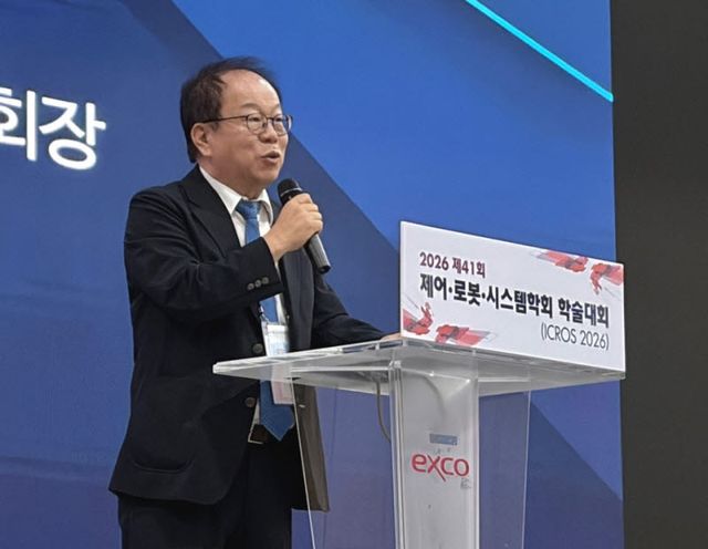 오준호 삼성전자 미래로봇추진단장이 1일 대구 EXCO에서 열린 ‘2026 제41회 제어·로봇·시스템학회 학술대회(ICROS 2026)’ 개회식에서 발표하고 있다. (사진=신영빈 기자)