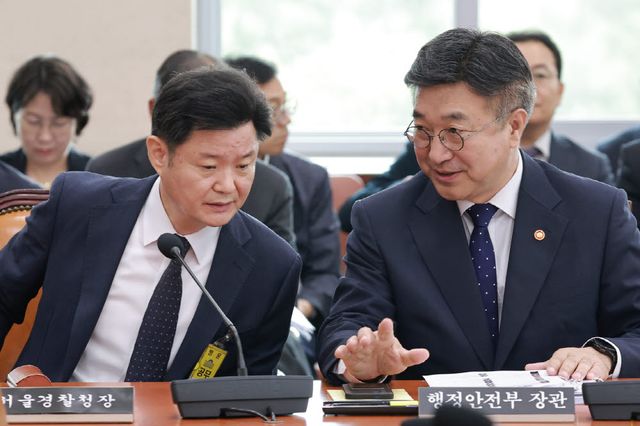 윤호중 행정안전부 장관과 박정보 서울경찰청장이 1일 국회에서 열린 '제9회 전국동시지방선거 투표용지 부족 사태 등 국민 참정권 침해 진상규명 및 선거관리 개혁을 위한 국정조사 특별위원회' 제3차 전체회의에서 대화하고 있다. (사진=연합뉴스)