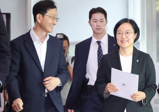한성숙 신임 국무총리가 1일 청와대에서 임명장을 받은 뒤 서울 종로구 정부서울청사로 출근, 소감을 밝힌 뒤 집무실로 향하고 있다.(사진=연합뉴스)