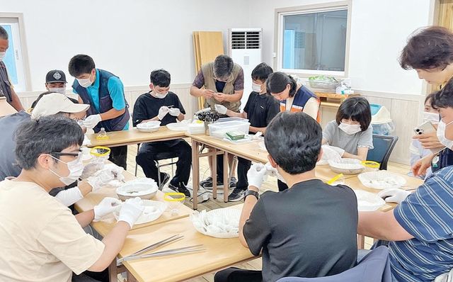 경남 거제시 연초면에 위치한 다온영농조합법인이 발달장애인들을 대상으로 사회적농업 교육 프로그램을 진행하고 있다.(사진=서대웅 기자)