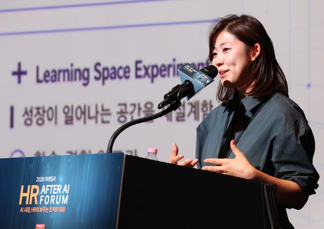 2026 이데일리 HR after AI 포럼이 ‘AI 시대, HR이 바꾸는 조직의 미래’를 주제로 1일 서울 영등포구 여의대로 FKI타워에서 열렸다. 이덕현 포스코 인재창조원 리더가 ‘AI시대 다시 그린 인재상: 포스코의 인재 육성 체계’를 발표하고 있다.(사진=노진환기자)