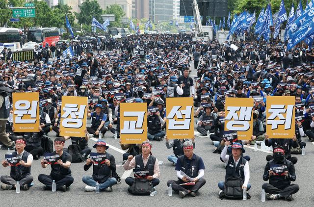 전국금속노동조합이 지난 10일 서울 종로구 광화문광장 인근에서 1만 간부 결의대회를 진행하고 있다. (사진=연합뉴스)