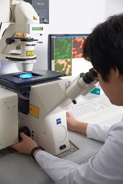 아모레퍼시픽 연구원이 연구하고 있다. (사진=아모레퍼시픽)